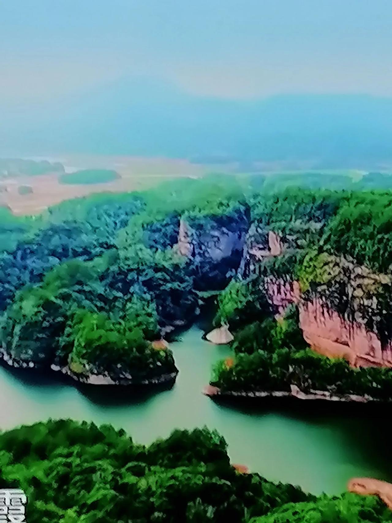 出上联：山山黄叶落秋意，对下联：寨寨绿田妆夏颜。