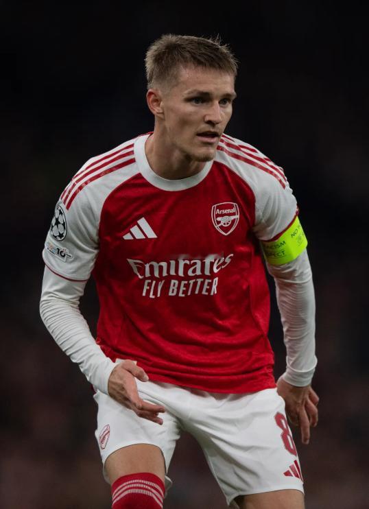 据《太阳报》独家报道，阿森纳队长厄德高有望在本周日的北伦敦德比中复出，而热刺前锋