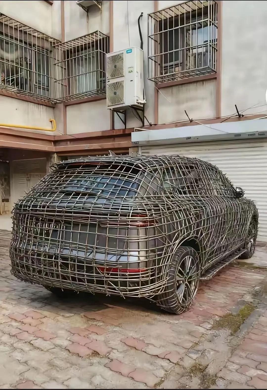 累得够呛，大哥的爱车，终于用密密麻麻的钢筋做好了防护，台风来了是真不用慌！