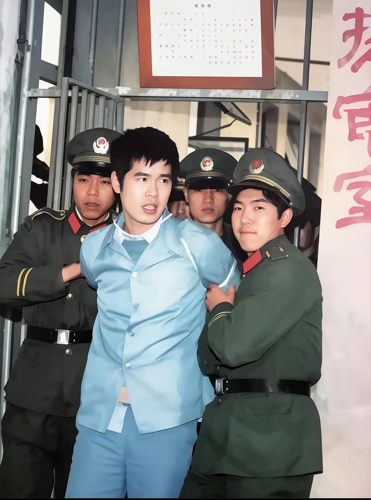 这张1987年的老照片冲击力真的太强了。镜头里的蒋正国看着才30岁出头，穿一身