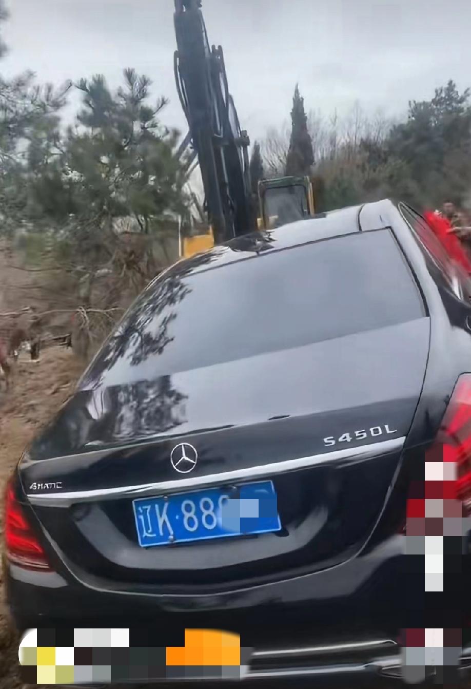 陪葬品是一台价值百万的奔驰s450L，这你敢相信吗？这应该是我目前看到的最壕的陪