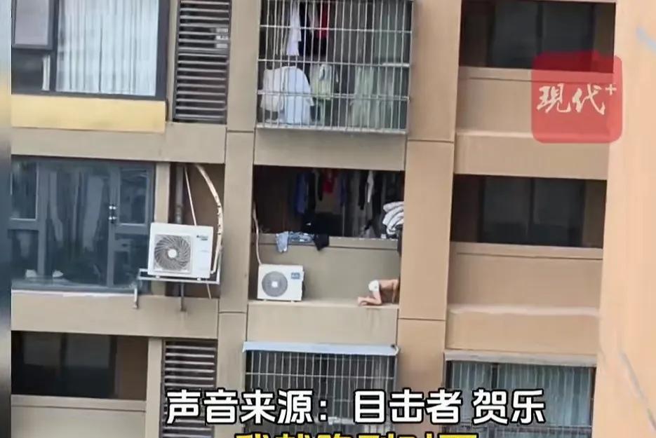 一男子和中介一起在小区看房，准备租房，谁知男子无意中看到对面24楼上，一户阳台外