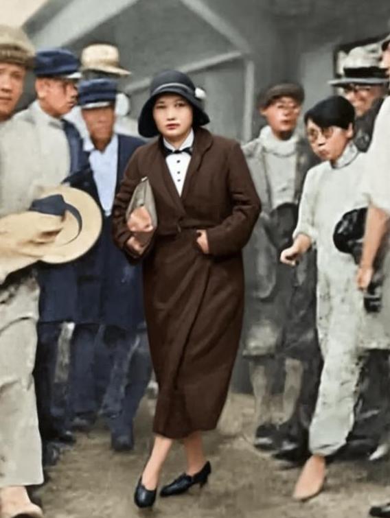 1931年一张老照片，卸下所有光环，宋庆龄只是赶回家奔丧的女儿很多人只记得