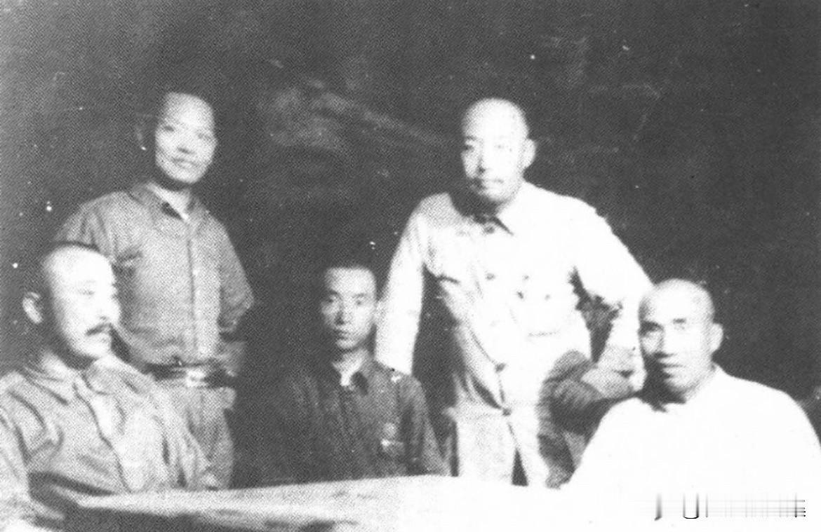 1938年春，八路军总司令朱德与第二战区副司令长官卫立煌在山西谈判时的老照片。当