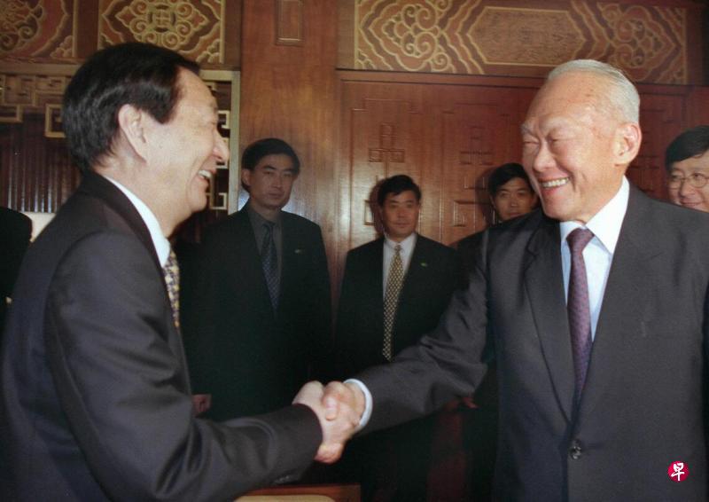新加坡联合早报今日发表多篇文章纪念朱镕基总理，其中一篇写道：“中国国务院前总理朱
