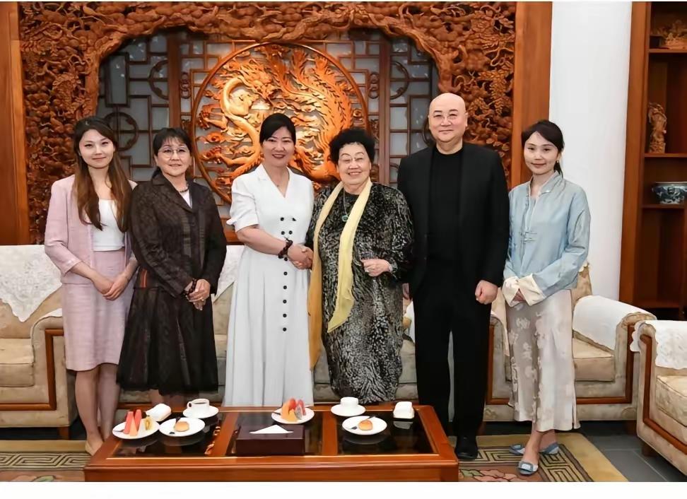 出生42天被抱进豪门，全家族唯独她姓王！陈丽华离世后，养女竟分得同等家产！