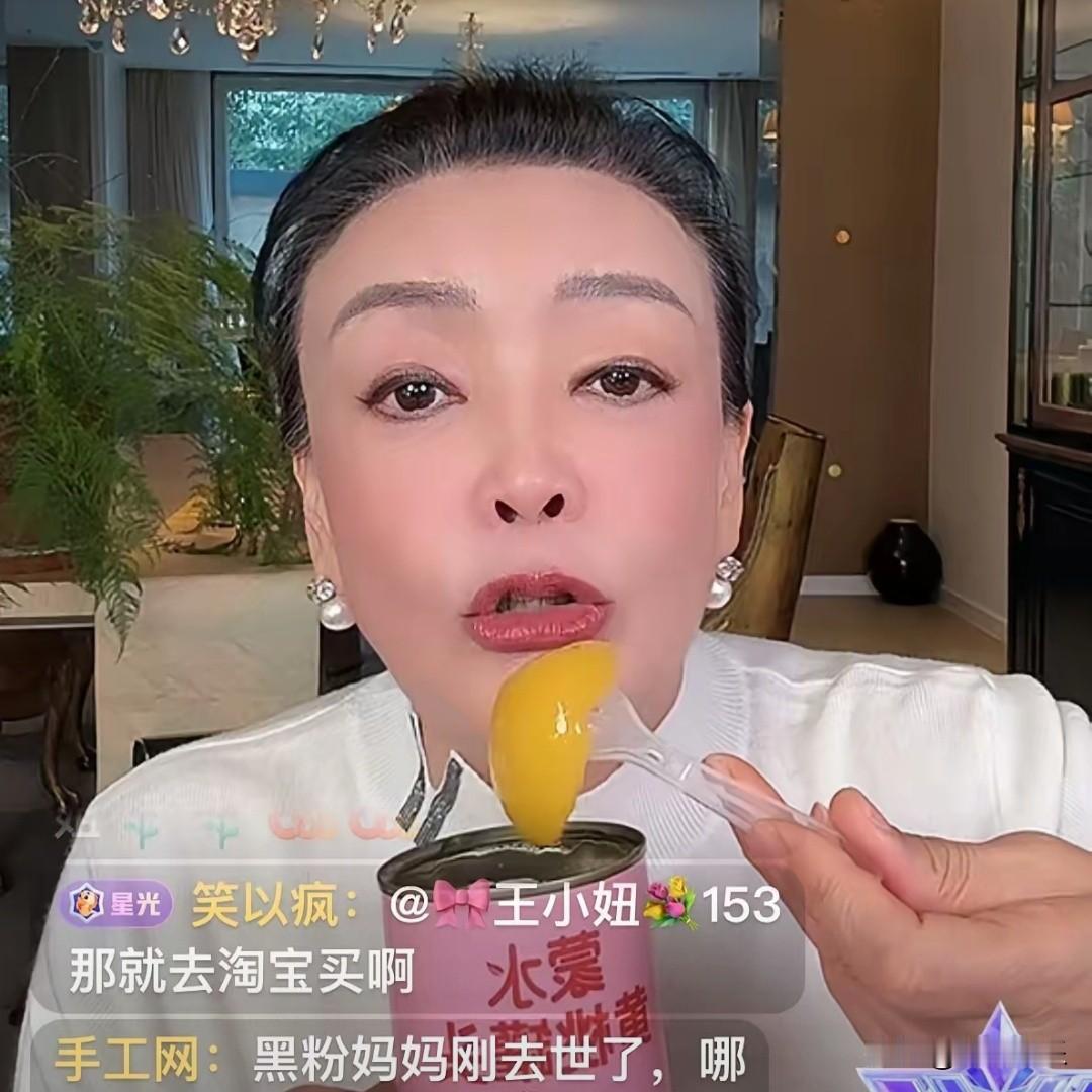 张兰终于露面直播了。张兰现在很少出现在直播间，也很少管麻六记的事儿，但她也没闲