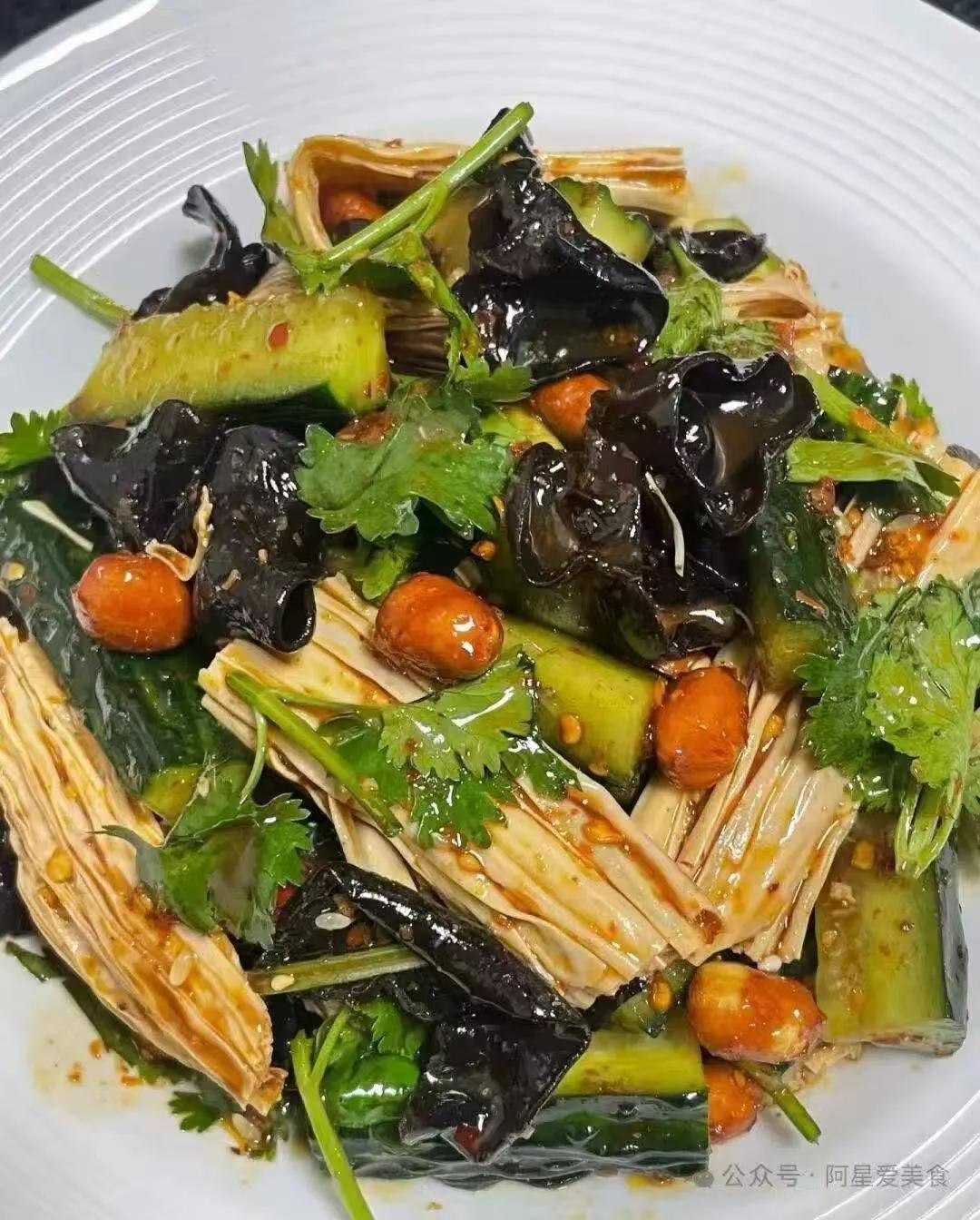 素拼小凉菜：食材：腐竹，木耳，黄瓜，花生米，香菜，做法：1.先调一个料汁，碗里