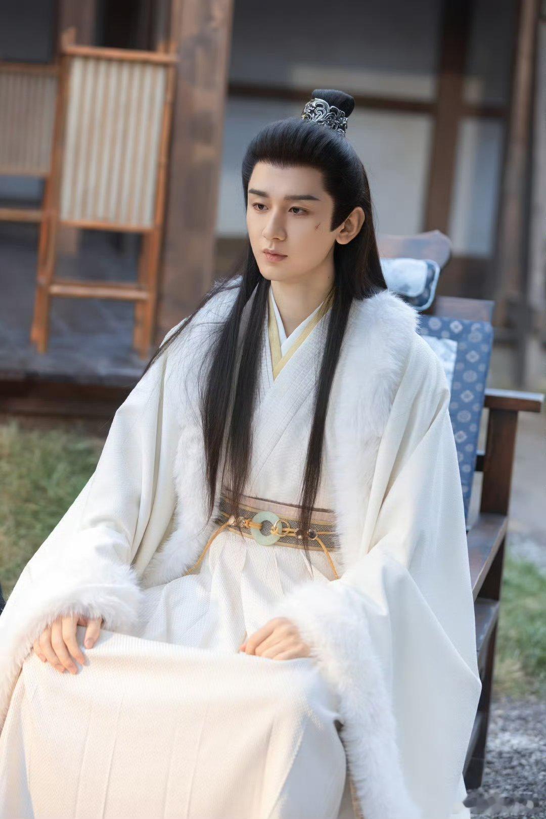 成毅感觉他演的古装剧总是悲情向的，但是他其实眼神很灵动，很适合演意气风发小王爷