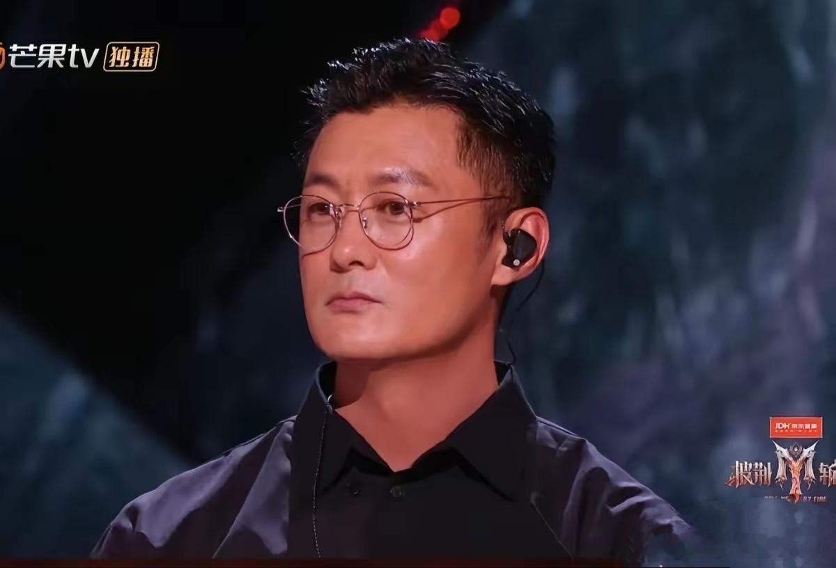 余文乐大概是参加《披荆斩棘的哥哥》的港台男明星中第一个人气下跌的。之前的陈小春火了，张智霖火了，连谢