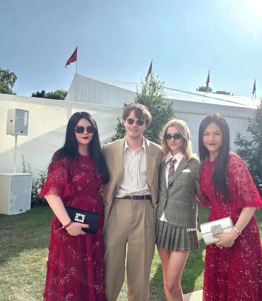 王诗龄陪着妈妈陪着笑脸混英国社交圈了，从两人的服装颜色和搭配就能看出她们的心思，