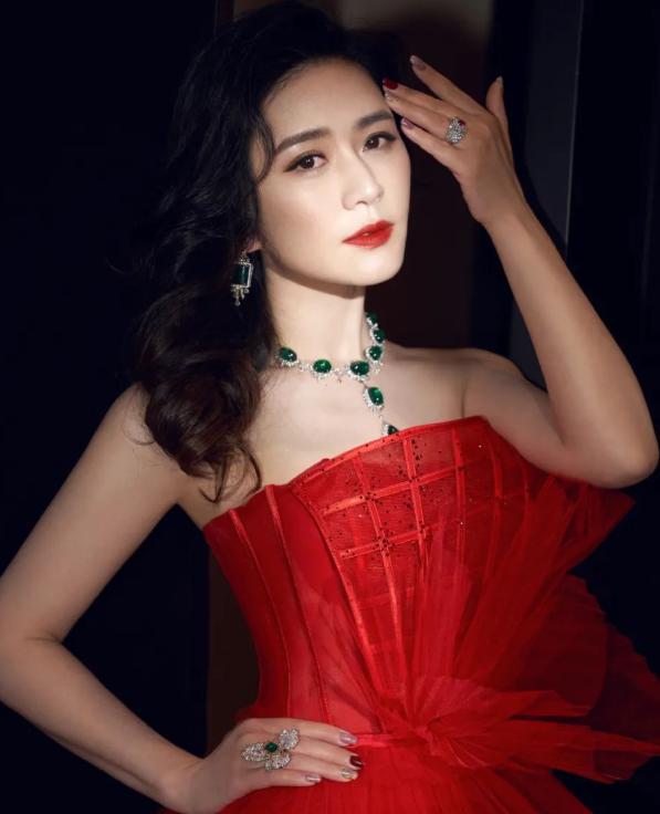 130亿遗产，她一句话都没争。第二天，她牵着9岁女儿走出那栋豪宅，头也不回。田海