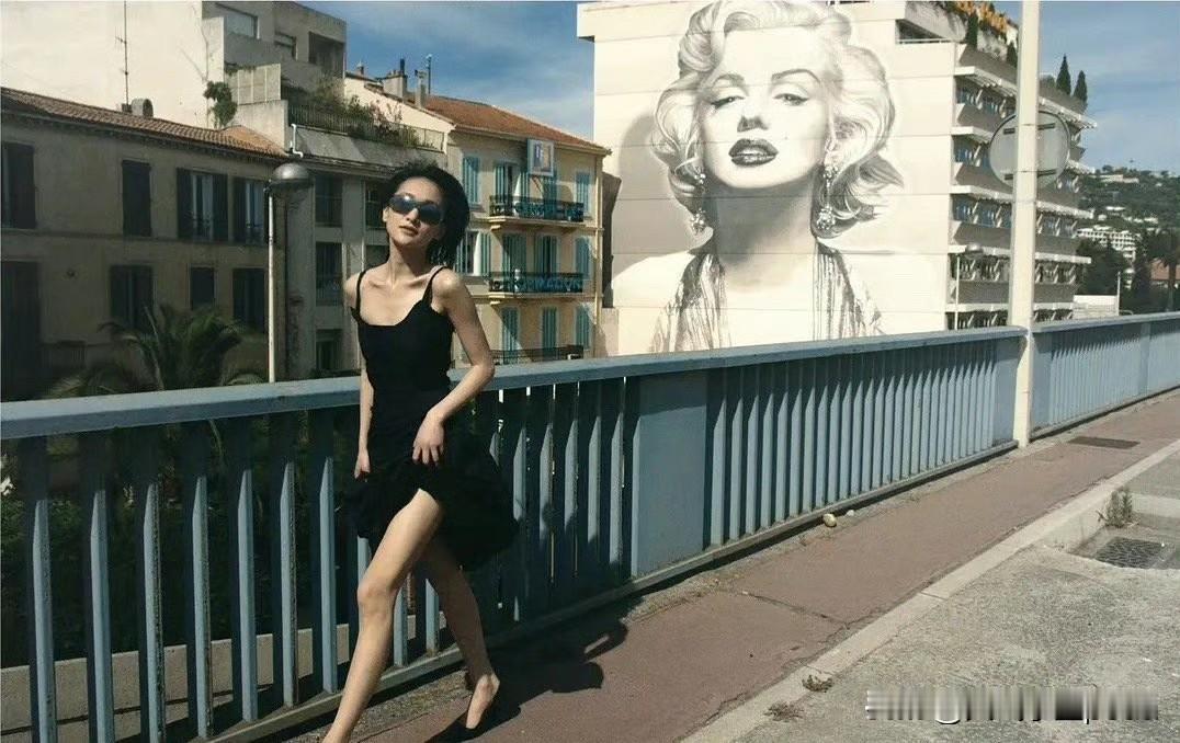 周迅在戛纳街头这组图真是绝了——松弛又耀眼，那种漫不经心的星味才最致命！无论是