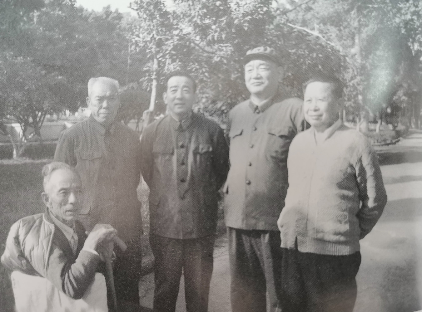 上世纪50年代，广东军区政委正在处理公务，得知了1个消息。1位生活中犯错的老战友