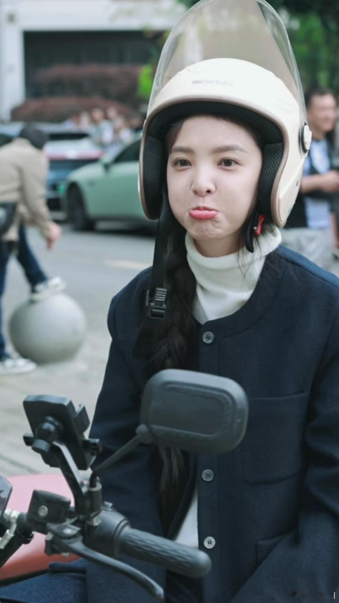 看到搞怪的章若楠就偷着乐吧，有趣的小灵魂一枚在用脸这一块，憨憨美女章若楠真救不了