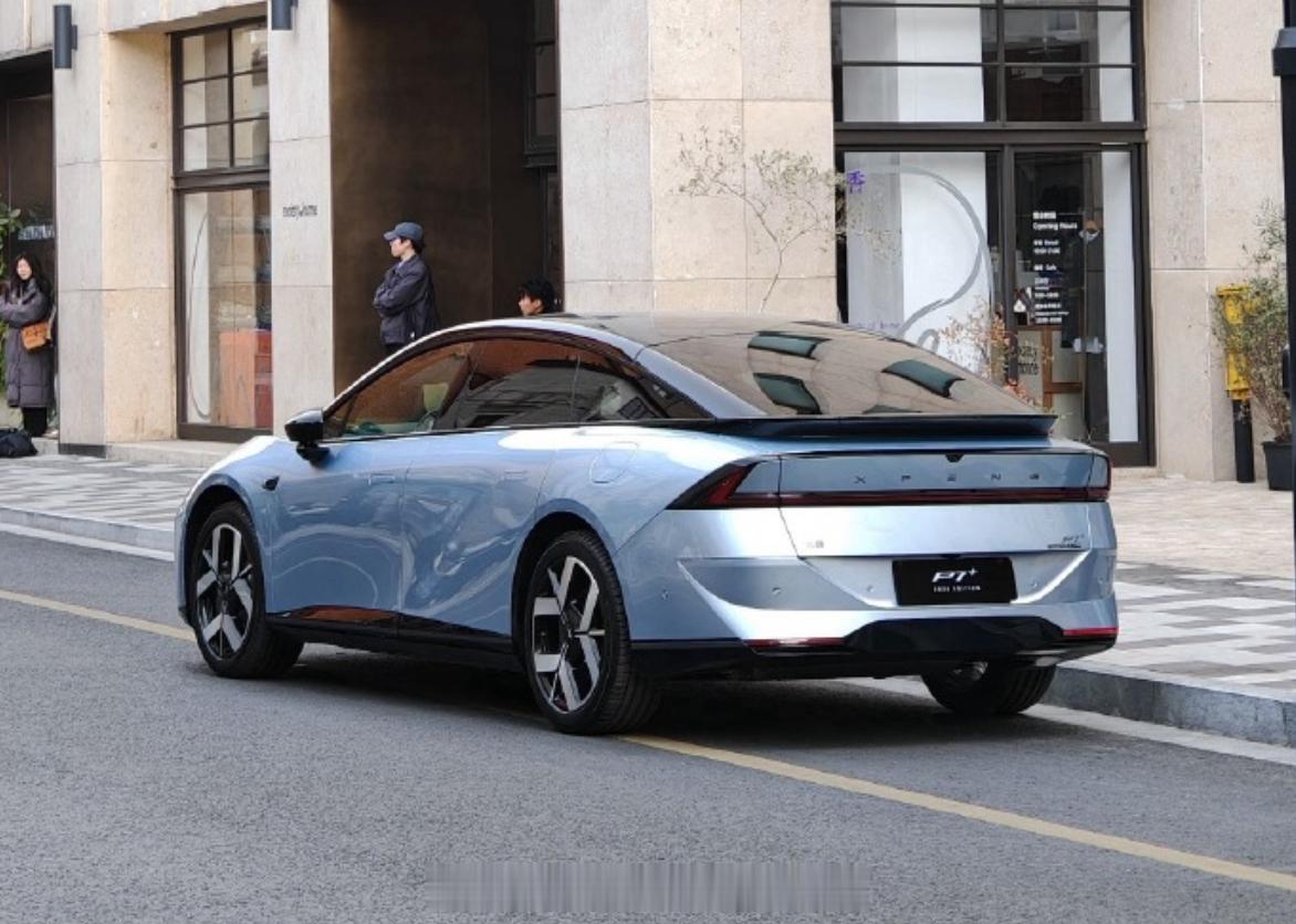 全新小鹏P7+的增程版实车图被曝光新车的尾灯看起来更加的精致线条看起来有种林肯M