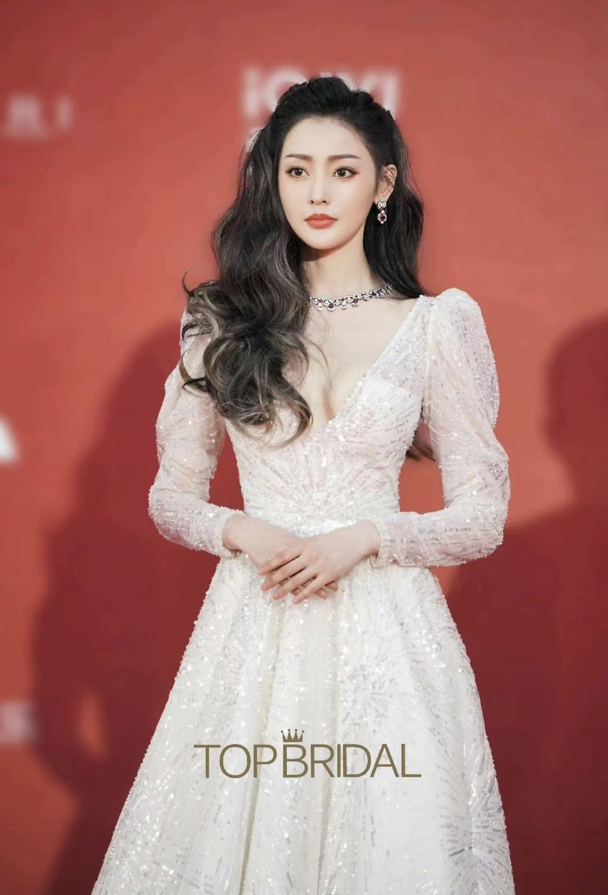 星光落于裙摆，温柔藏于眉眼张天爱这一身白纱礼服，把红毯走成了自己的星光主