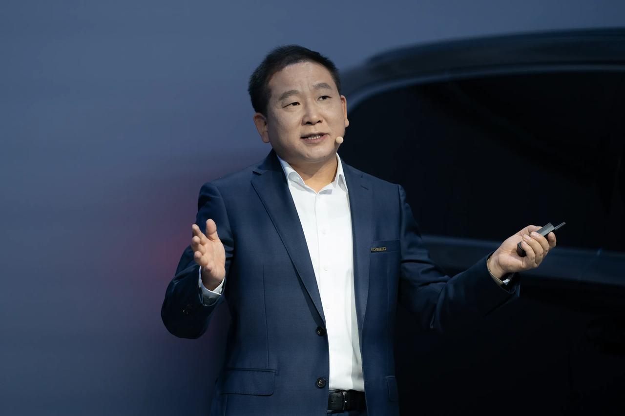成都车展，星途新车ET5首发亮相，搭载的猎鹰700智驾和地平线深度融合，该车也成