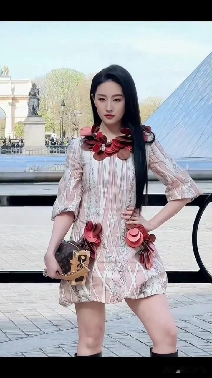 3月12日，刘亦菲撑伞出神图！礼服一言难尽，神图之下，全靠脸撑！冷白皮搭配摩