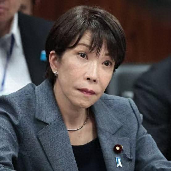 高市早苗为了自救！当着全体日本人的面，说了一句中国话，支持率下滑，被中俄朝针对的