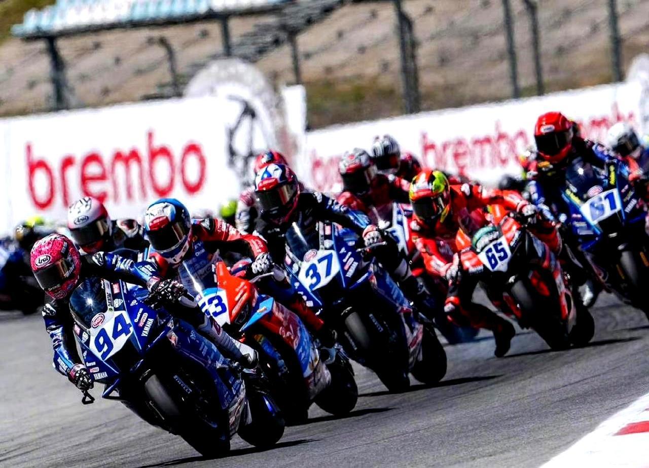 中国摩托车太招人嫉妒了，刚赢两场就被官方强制“绑沙袋”。这就是张雪机车在