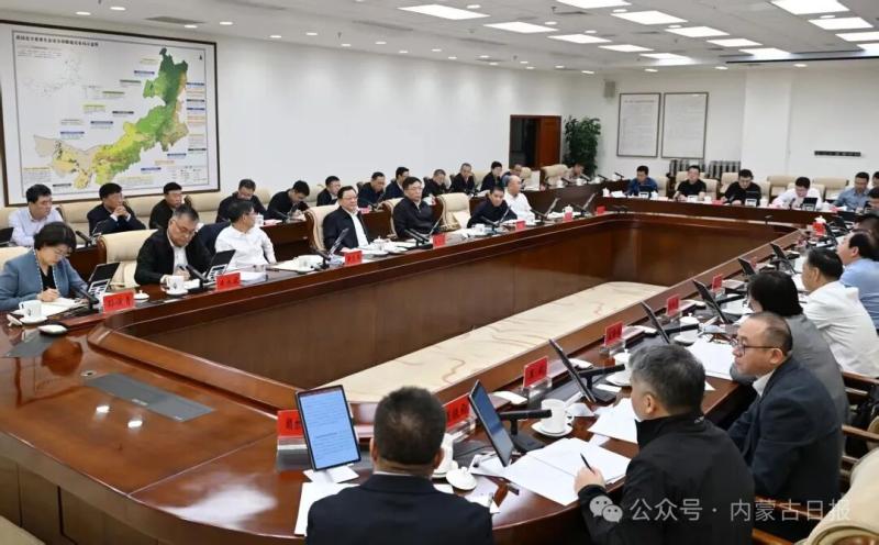 自治区党委召开专家学者、企业家座谈会 王伟中主持并讲话 包钢出席