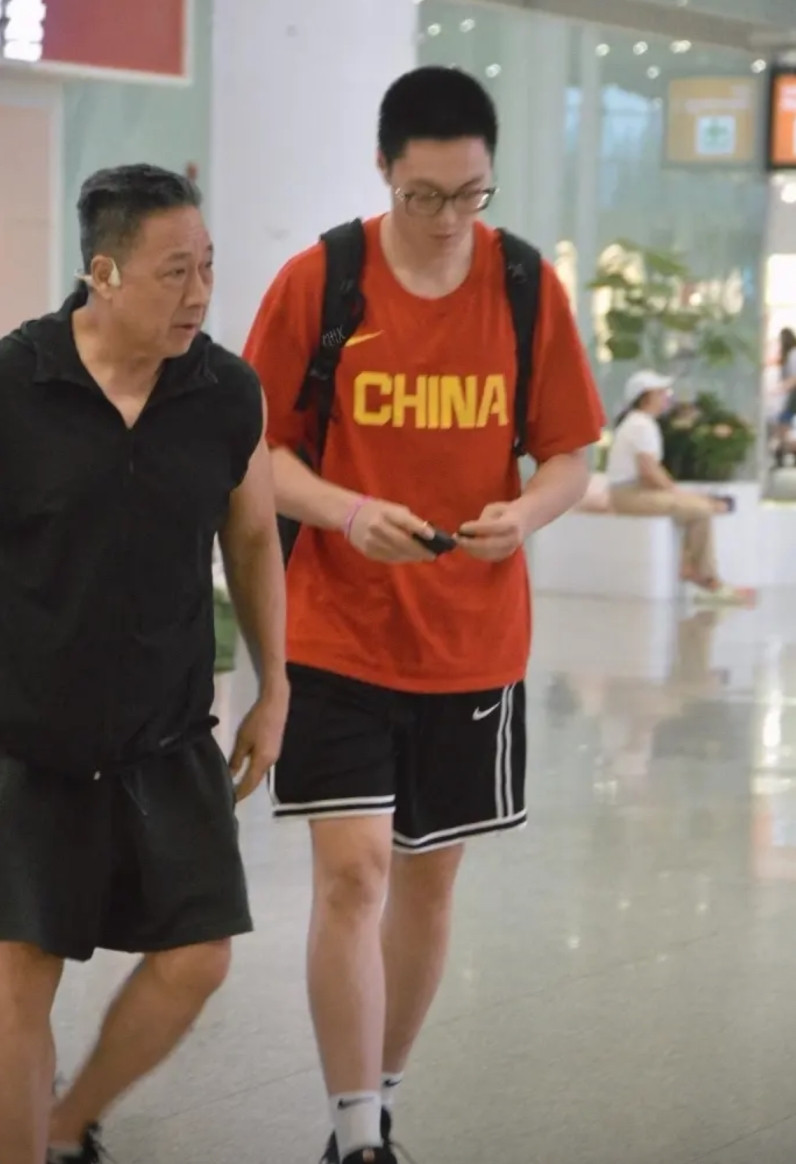 胡明轩爸爸亲自去机场接胡明轩的照片被网友发到网上，很多网友表示胡明轩的爸爸虽然又