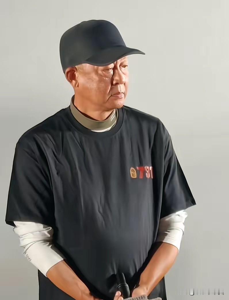 王志文59岁，很久不拍电影了。这次义不容辞出演《731》，零片酬。他在片
