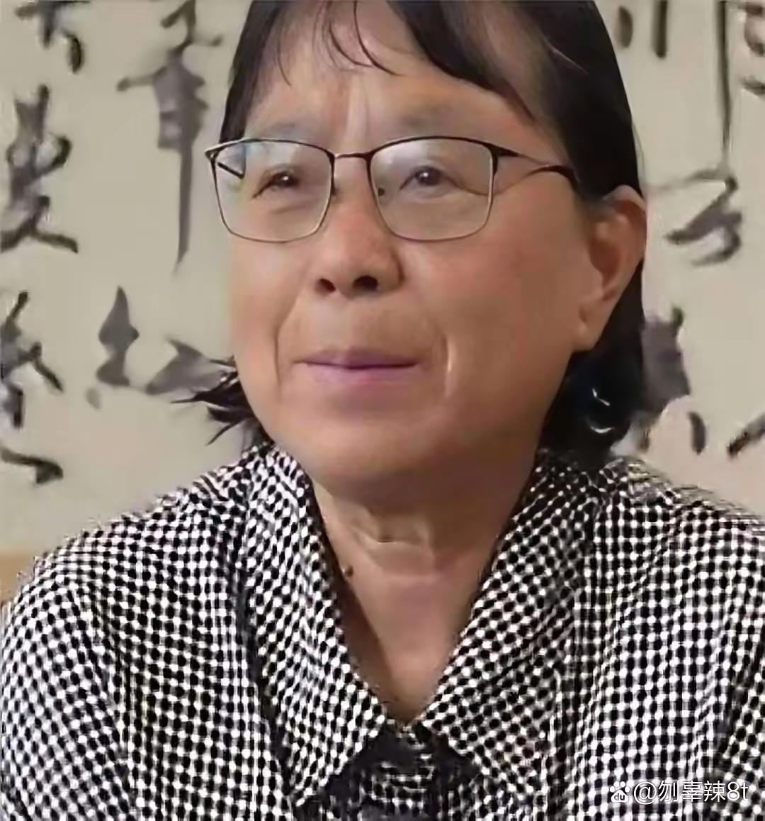 我有个亲戚曾在华坪支教了几个月，和张桂梅一起共事过。亲戚说，实际的张桂梅跟网上说