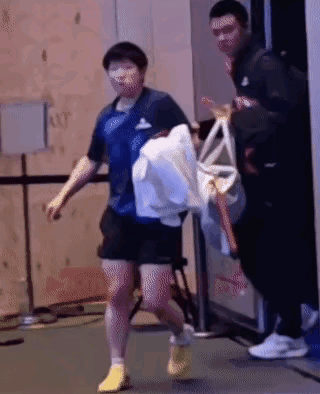 莎莎赛后嘴里塞满了吃的，就去接受采访了！[捂脸哭]莎莎性格开朗，不拘小节。这不，