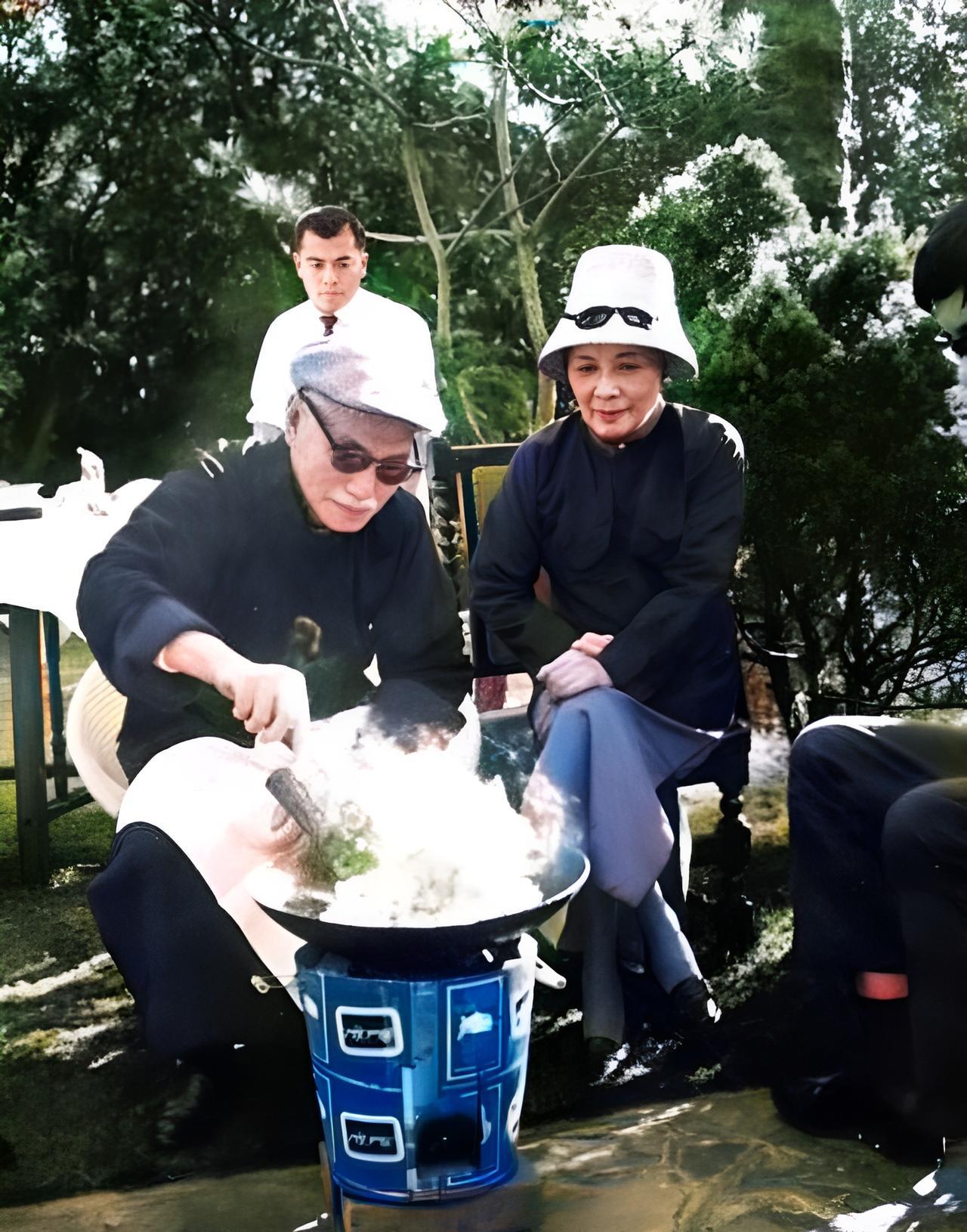这是蒋中正与家人野炊时亲自做蛋炒饭。蒋中正的厨艺并不好，但唯独做蛋炒饭是一绝。当