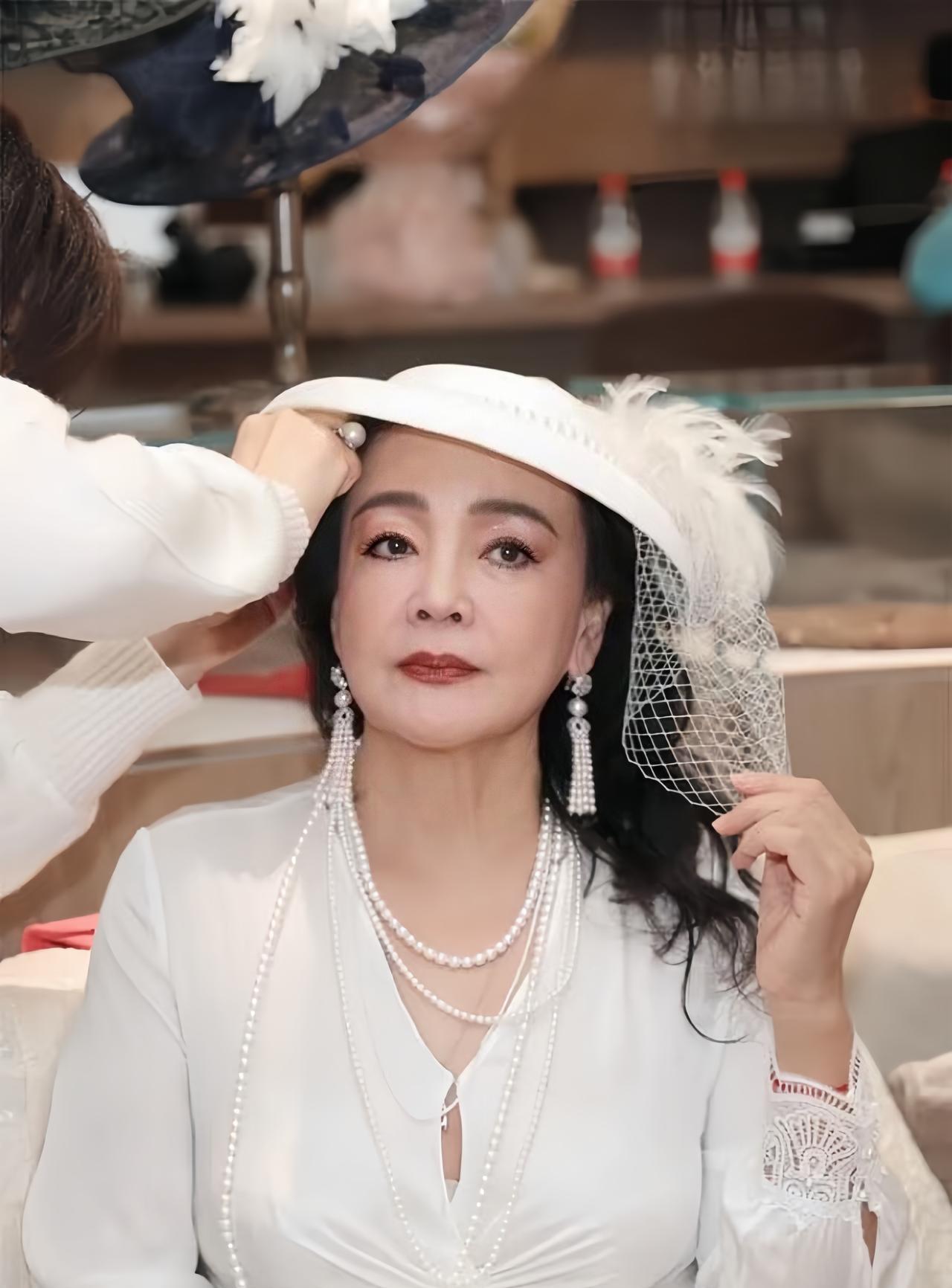 终于懂张兰为啥能成！这商业头脑绝了全网都在围着瓜田看戏时，张兰火速带着团队去