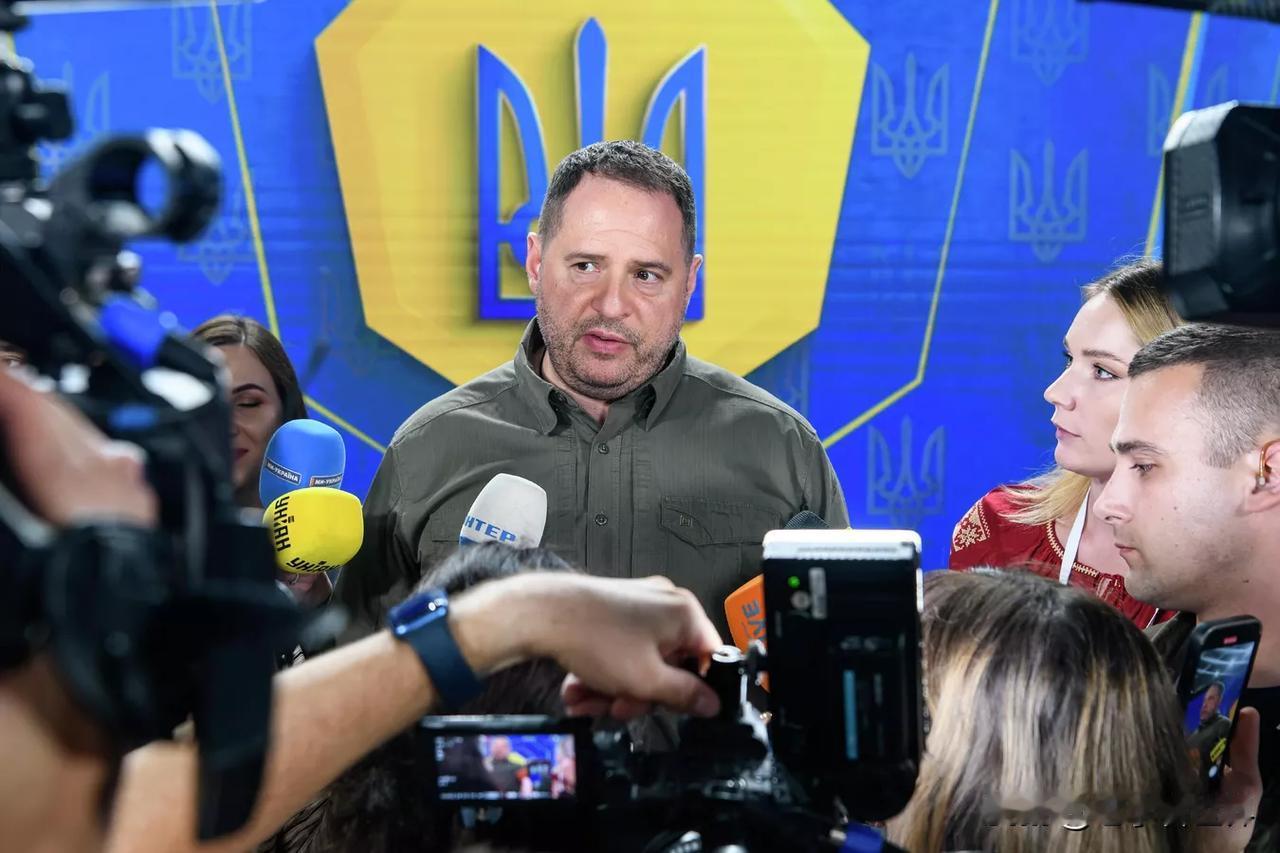 【英媒：叶尔马克辞职时情绪激动】基辅时间2025年11月29日，英国《经济学人