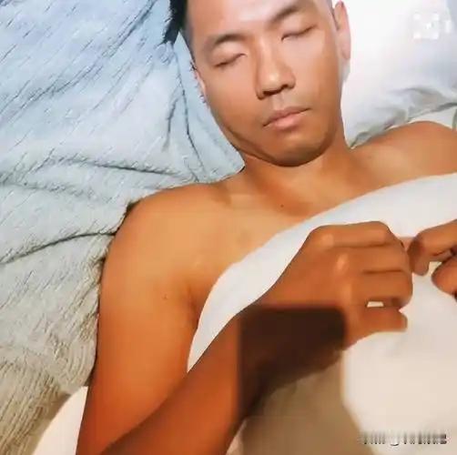 陈建州这事最让我后背发凉的，不是血管堵了90%。是他去年体检，各项指标都写着“