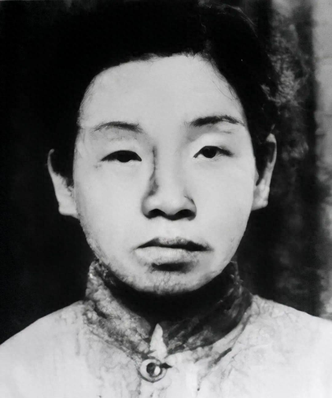 1948年的渣滓洞监狱中，特务给女共产党员邓惠中上老虎凳时，无意中碰了一下她的脚