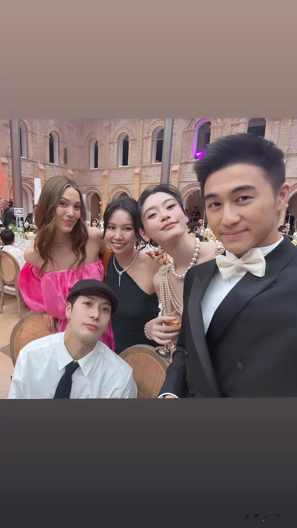 看到王嘉尔视角的婚礼照片。才后知后觉到何猷君与奚梦瑶的婚礼场地有多美？王嘉尔