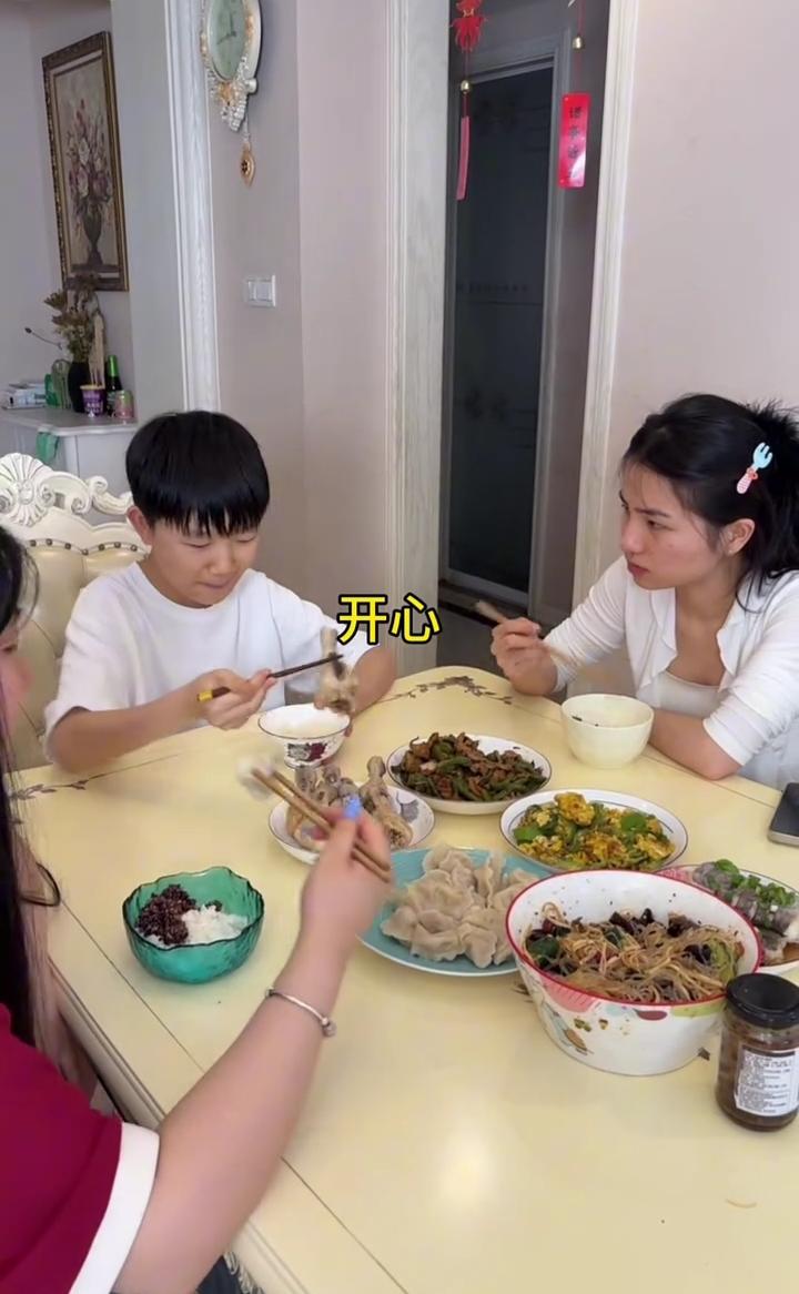老妈和大姐不在家，几个姐姐竟然这样对小五。开心，无奈，憋屈，还是没吃上。