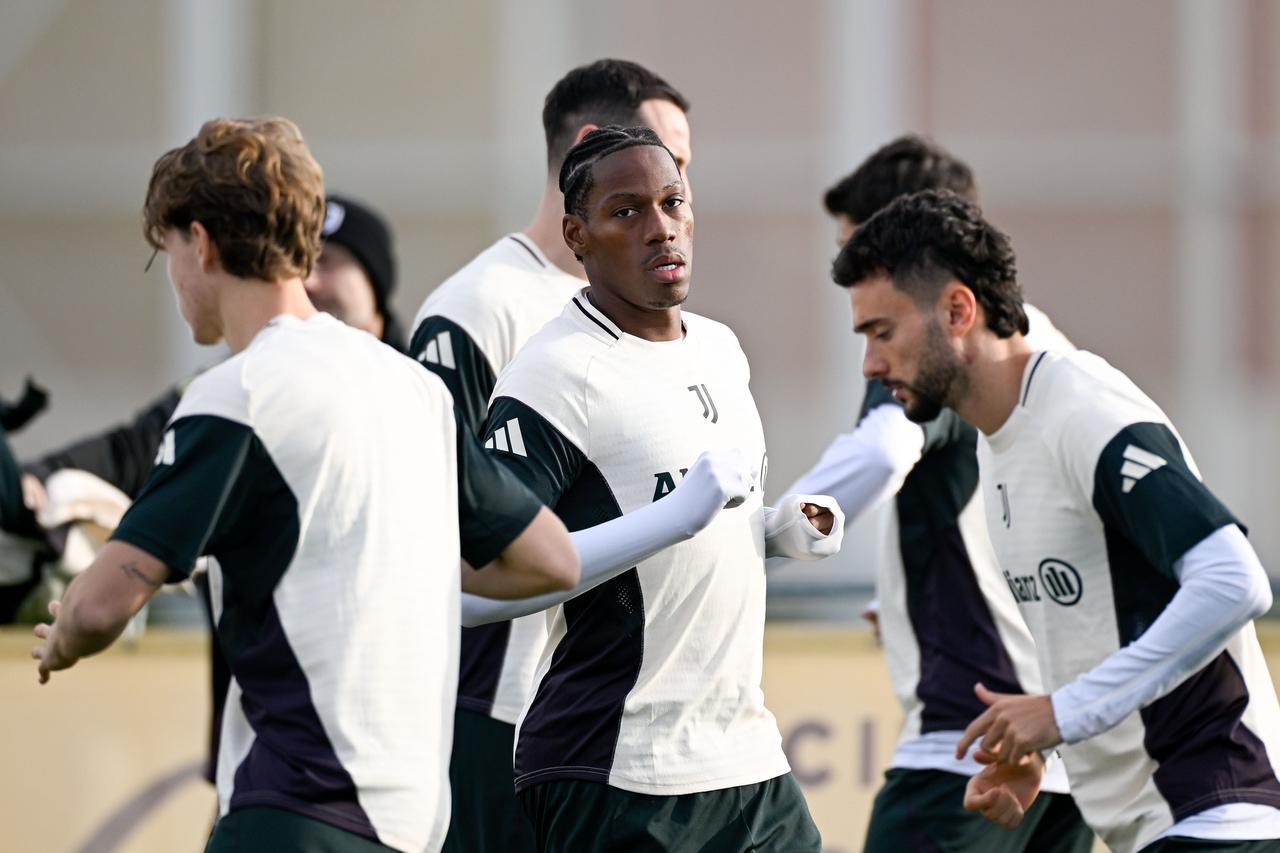 【ICEMAN的机会来了？】昨天，尤文图斯在维诺沃训练基地的四块人造草皮球场