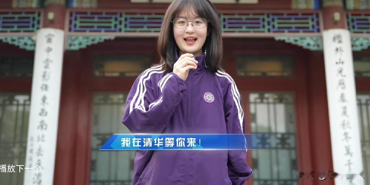 高一生回家，吃了水果，就匆忙坐在桌子前，对着两道数学题苦思冥想，数学看来彻底进入