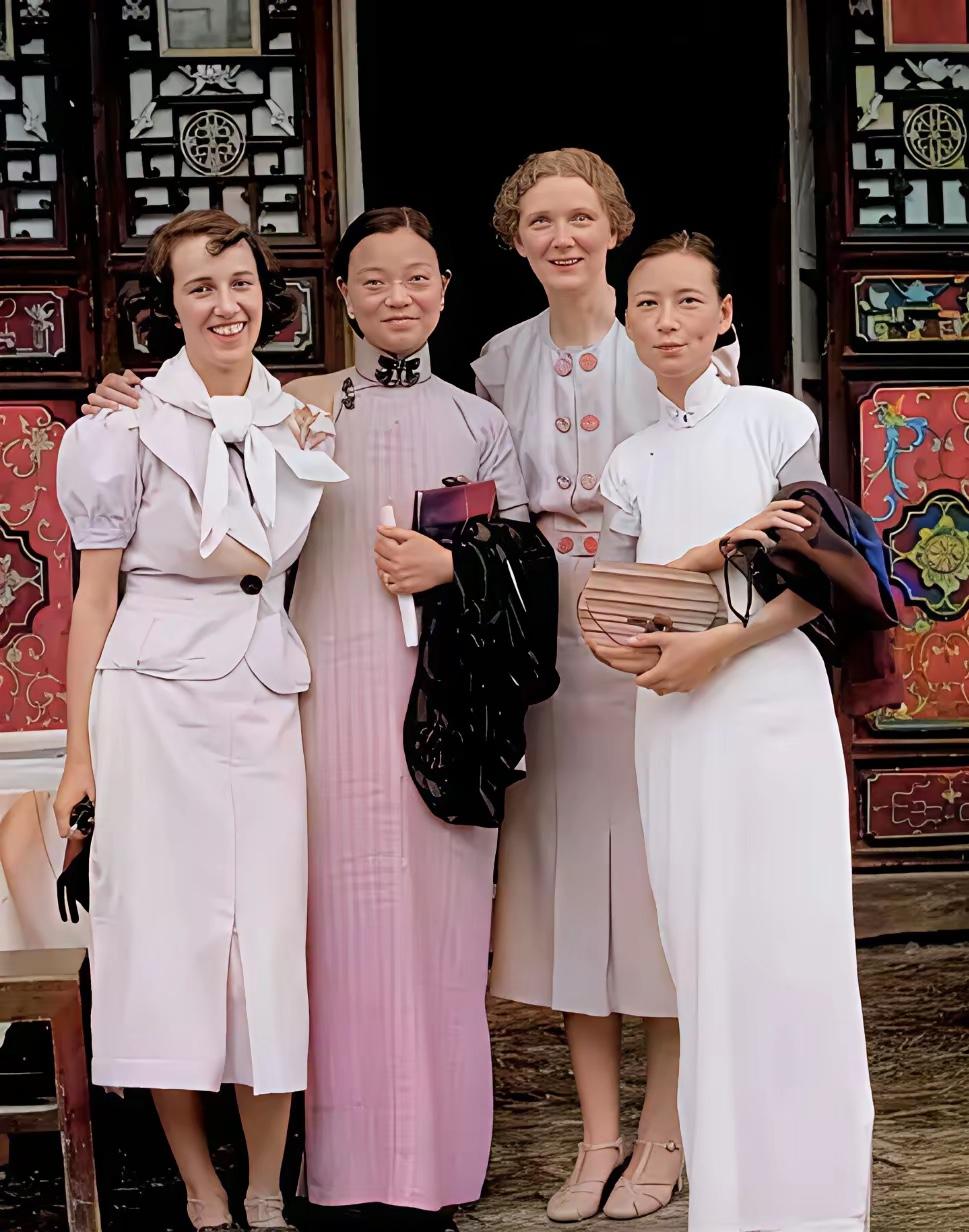 这是34岁的林徽因和几位好友的真实合影，都看看吧，这可不是演员扮演的。这是拍