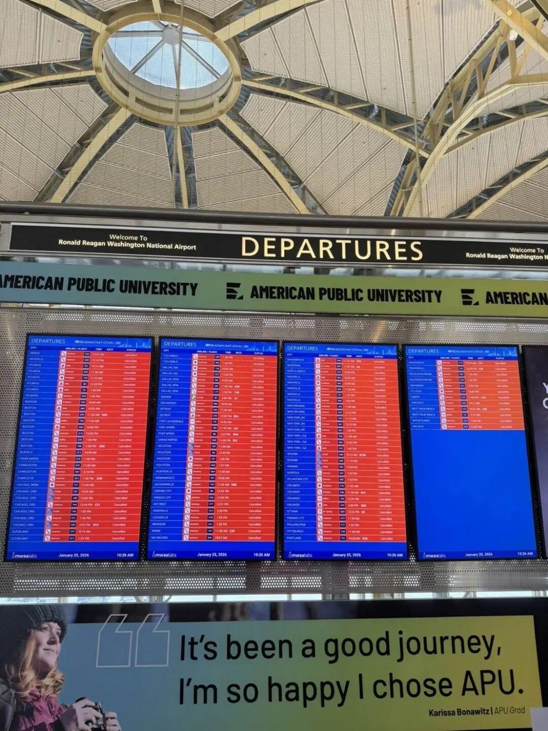 由于华盛顿地区周末降暴雪，里根机场的所有航班都已取消，航站楼几乎空无一人，只有一