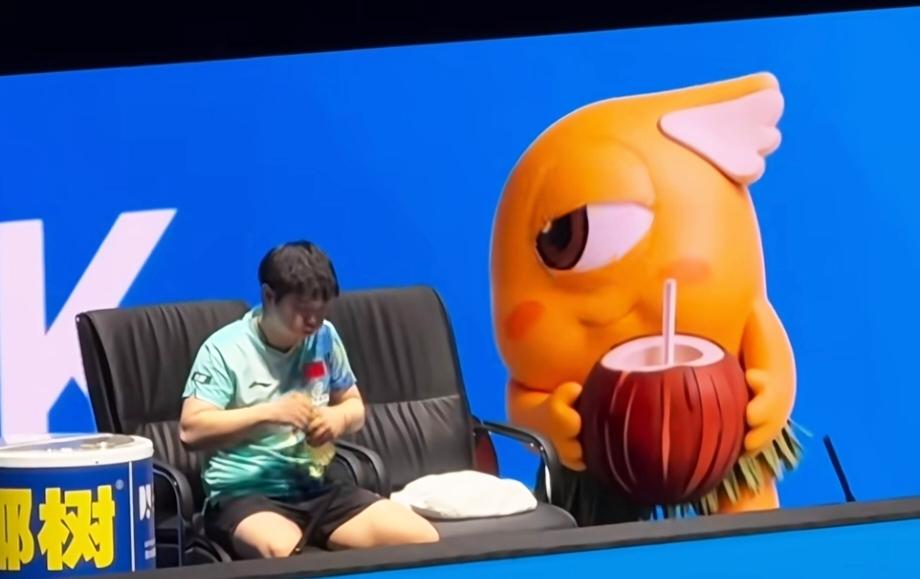 竟然出现这么萌萌哒的一幕，真是可爱的不要不要的，谁这么会安排。莎莎在比赛