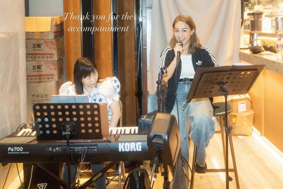 黄心颖第一次busking，亲朋好友到场支持。​​​