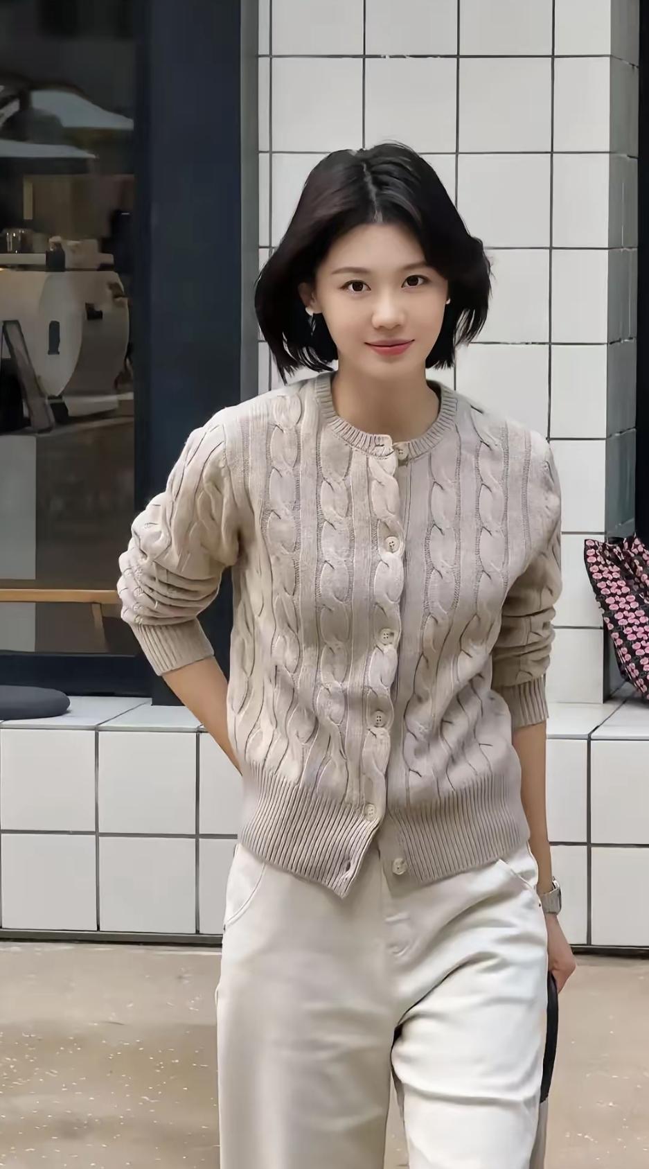 今天刷到一个视频，心里挺不是滋味的。一位退休的公务员阿姨说她年轻时挑对象，结果一