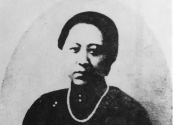 1926年，张作霖见餐桌上有盘小黄鱼，馋的他口水直流，正要去夹小黄鱼的时候，5夫