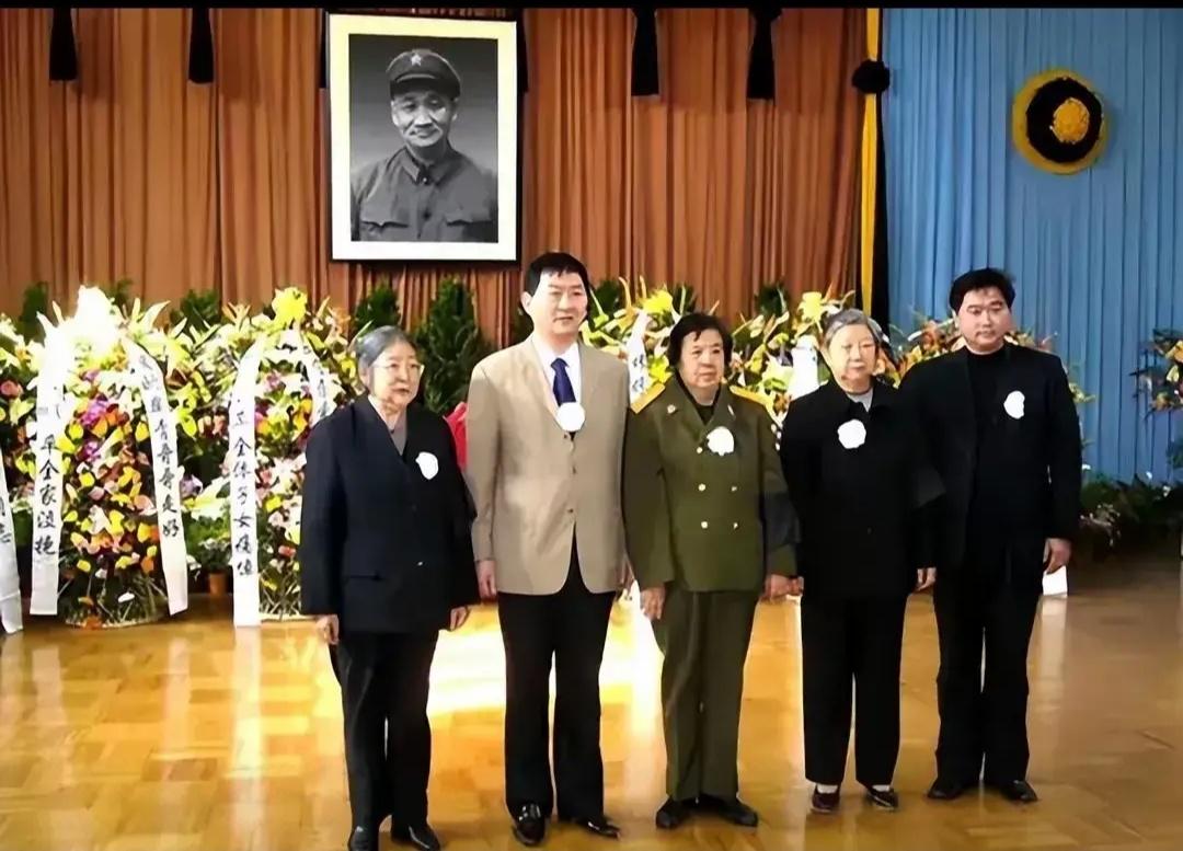 毛岸青在昏迷状态下写三个字，众人以为他写错了，妻子邵华瞬间明白深意。200