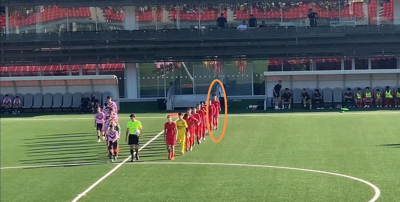 这是什么习惯？中国足球小将大哥李昊炎，在入场的时候，总是走在队伍的最后。西班牙