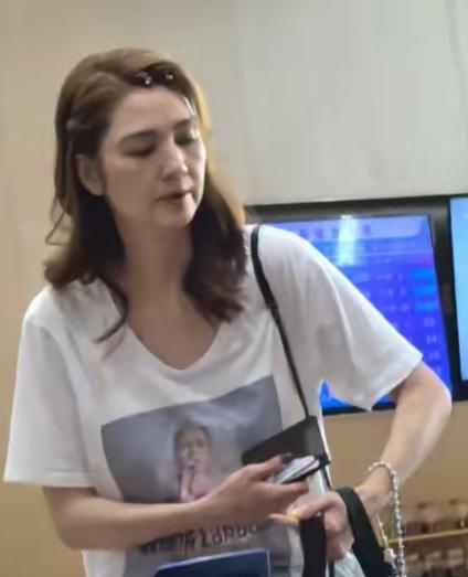 近日有网友在杭州东站偶遇洪欣带11岁女儿张晞彤出行，母女俩拖着行李箱穿梭在人群中