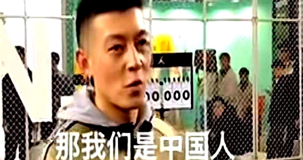 “我很想你。”马来西亚片场，陈冠希迎上去。黄秋生撇撇嘴丢出一句：“为钱来的。”一盆冷水，把久别重逢的