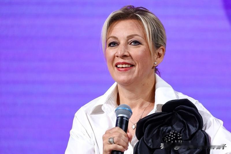 扎哈罗娃挑战制作中国煎饼当地时间1月23日，在莫斯科的中国驻俄大使馆俄罗斯主流